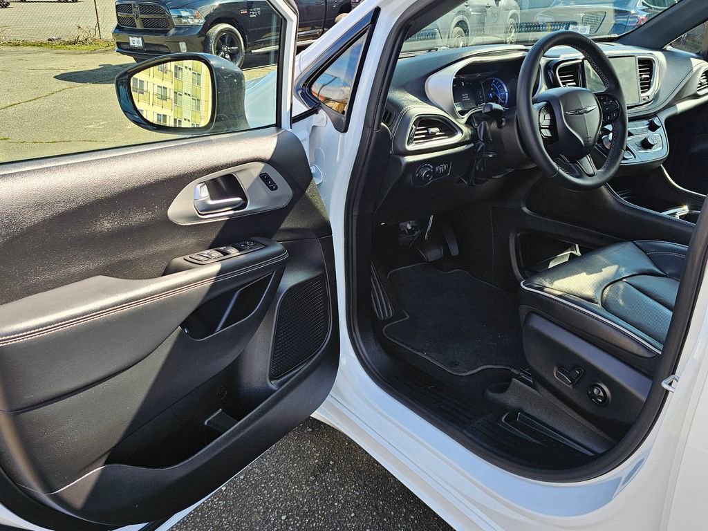 Used 2023 Chrysler Pacifica Limited w/ S Appearance Package FWD image 18