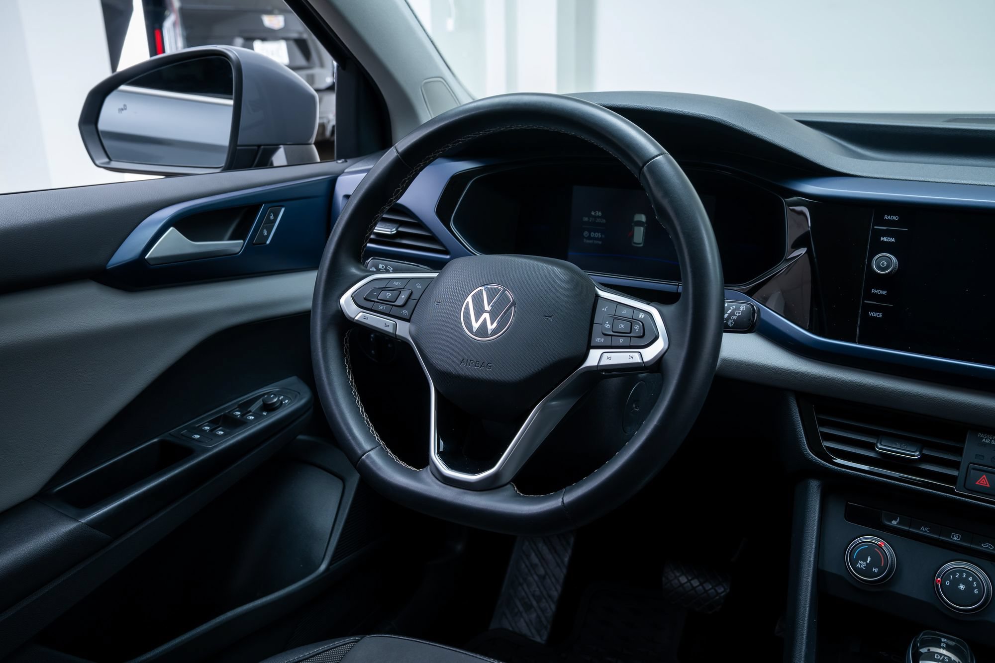 Used 2022 Volkswagen Taos SE w/ Panoramic Sunroof Package AWD/4WD image 9
