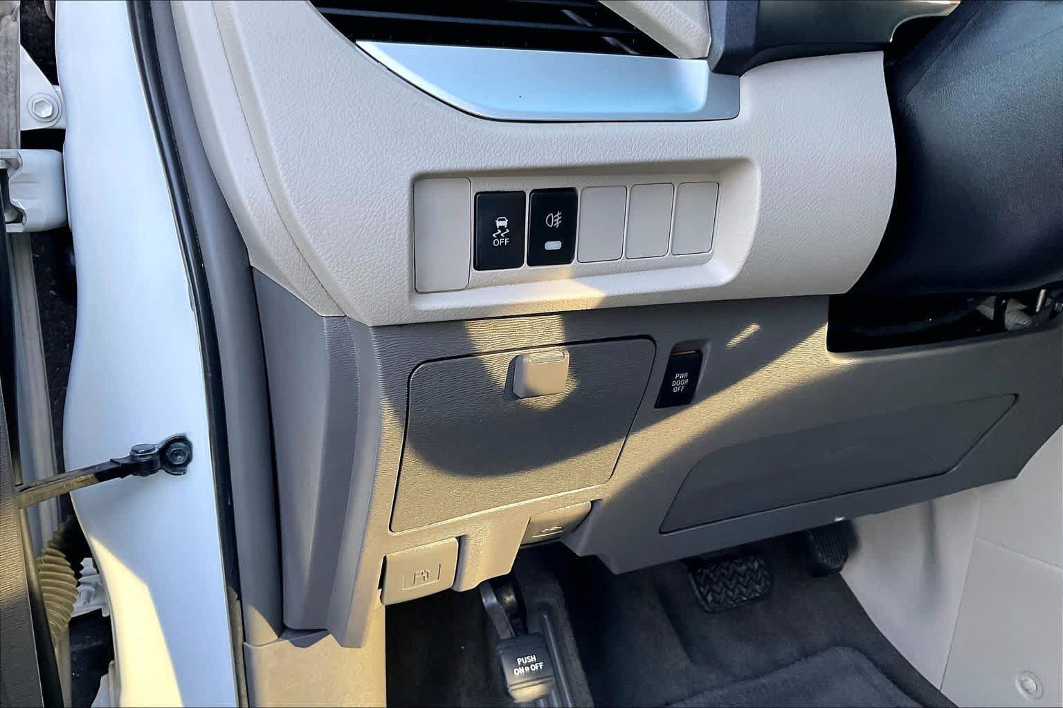 Used 2015 Toyota Sienna LE FWD image 35