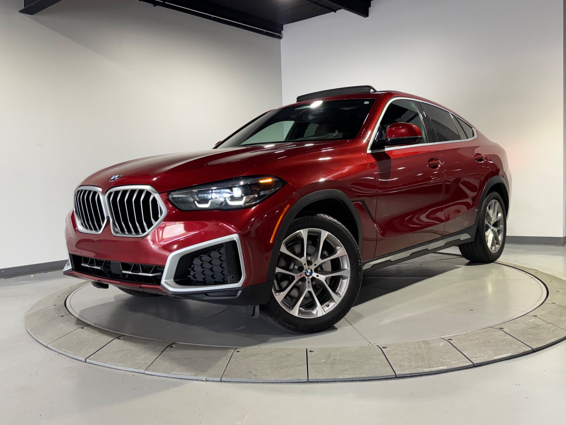 Used 2022 BMW X6 xDrive40i AWD/4WD image 1