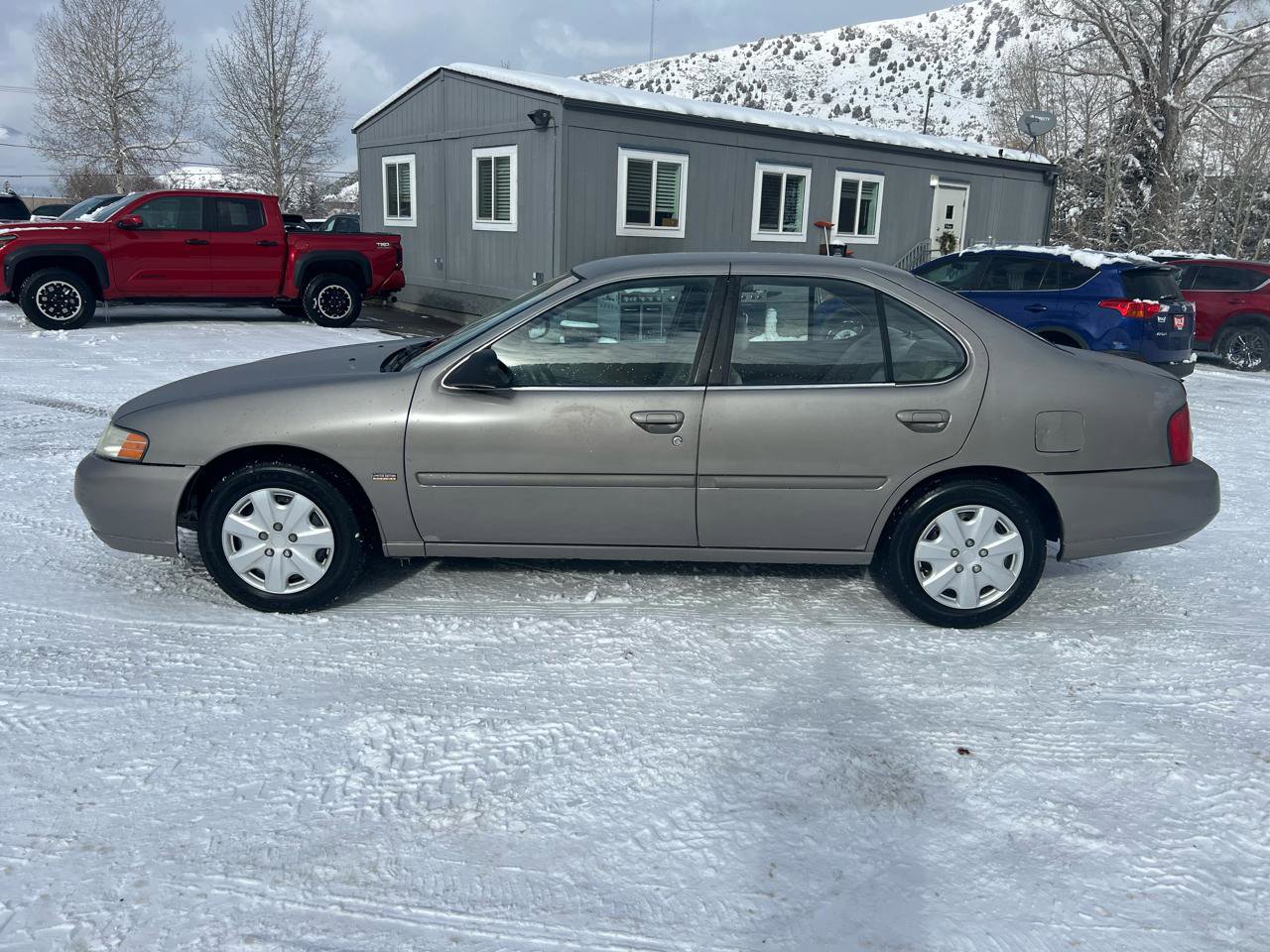 Used 2001 Nissan Altima GXE image 2
