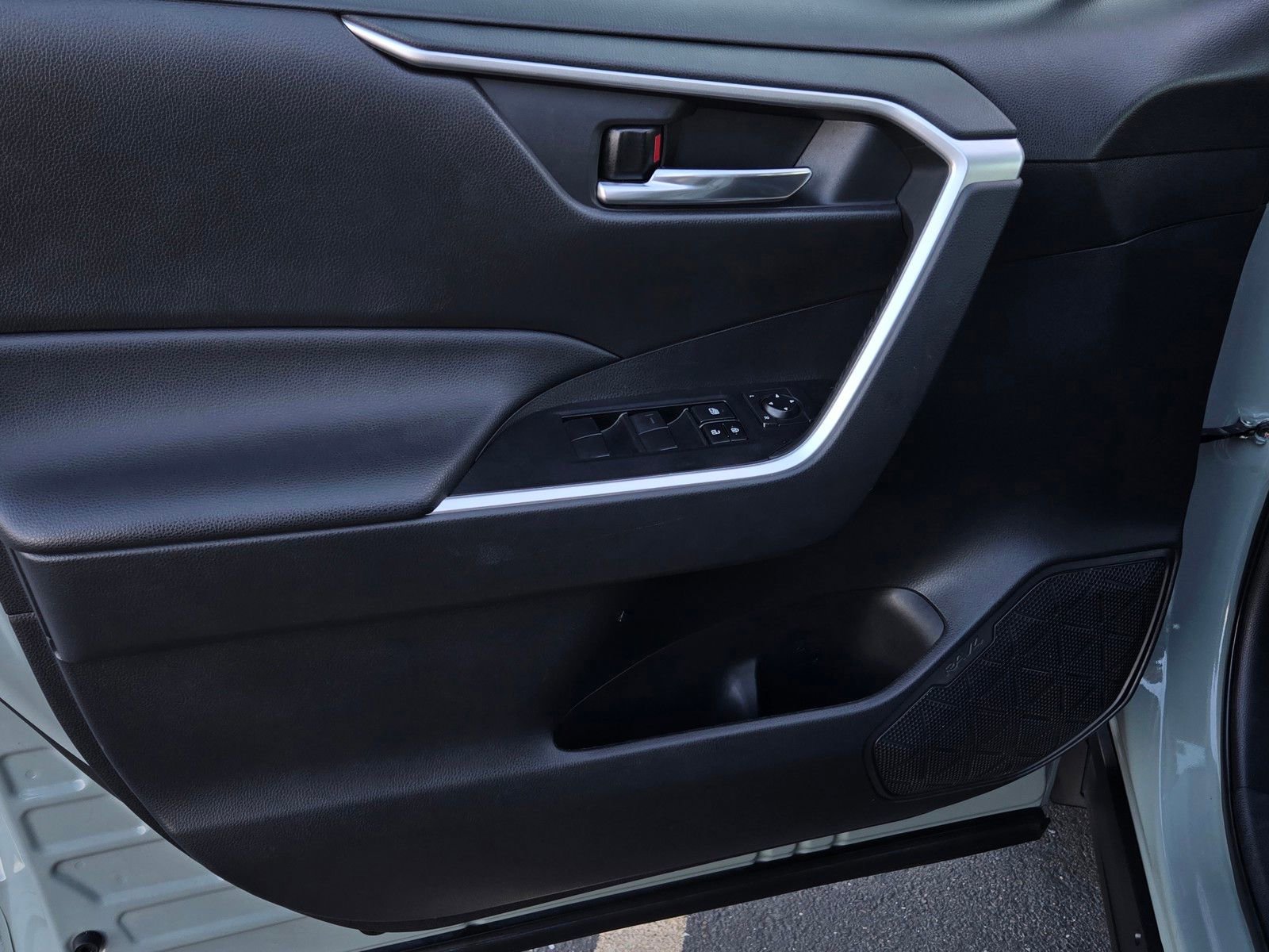 Used 2021 Toyota RAV4 XLE w/ XLE Grade Weather Package image 8