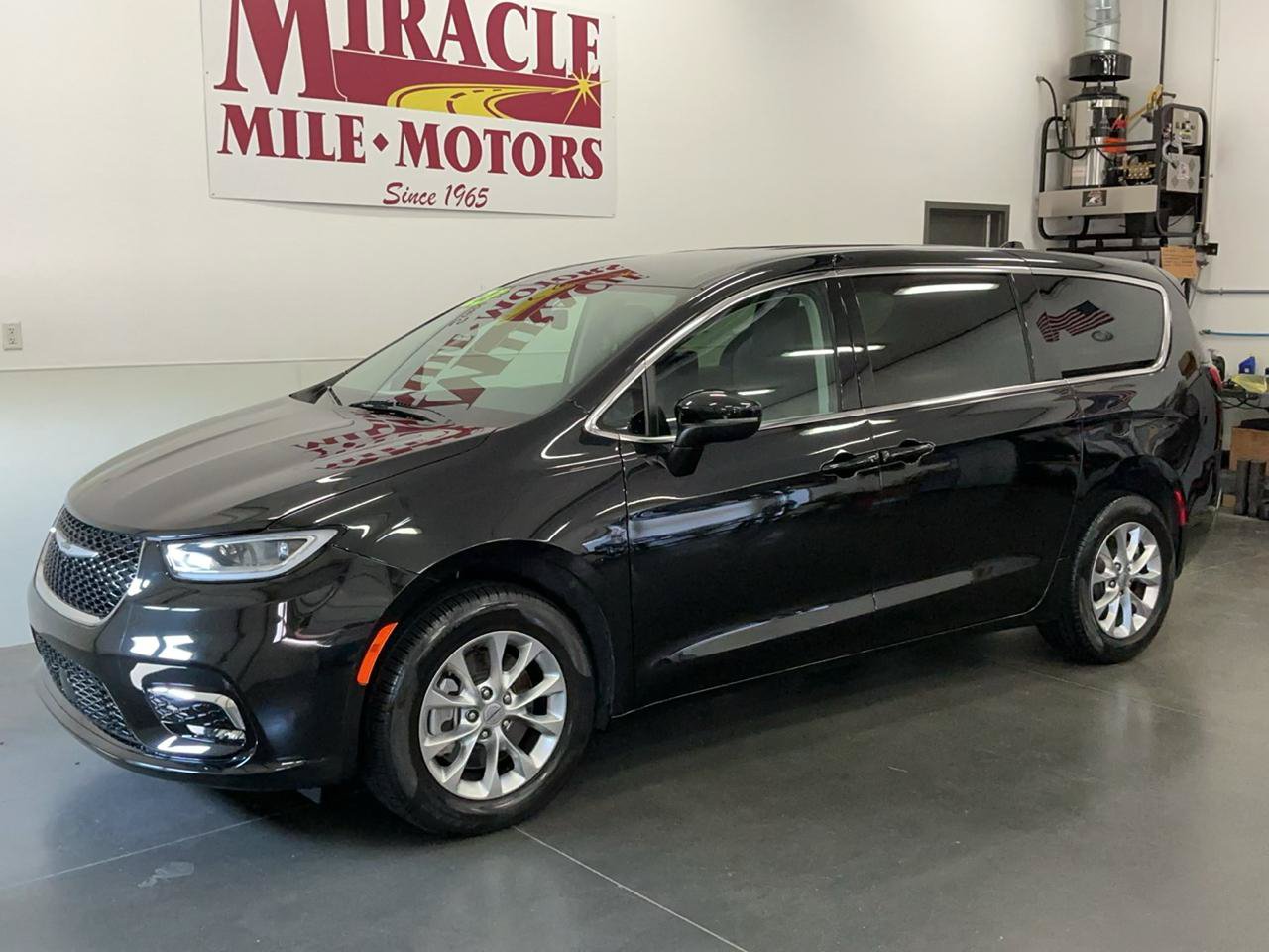 Used 2023 Chrysler Pacifica Touring-L w/ Uconnect Theater Family Group AWD/4WD image 3