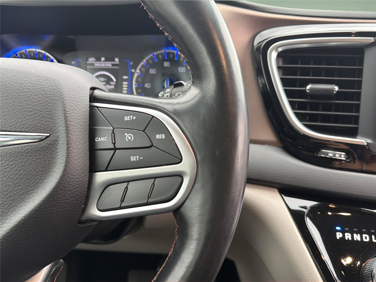 Used 2019 Chrysler Pacifica Touring-L FWD image 16