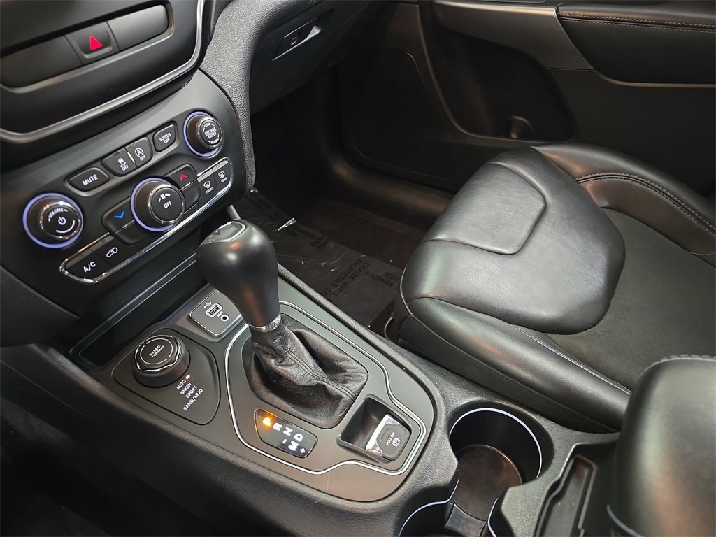 Used 2019 Jeep Cherokee Latitude Plus w/ Cold Weather Group image 27