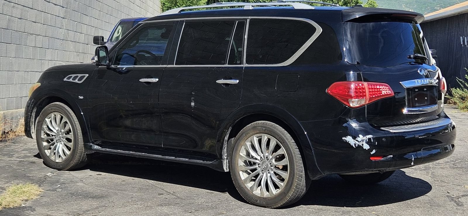 Used 2012 INFINITI QX56 4WD w/ Deluxe Touring Pkg image 3