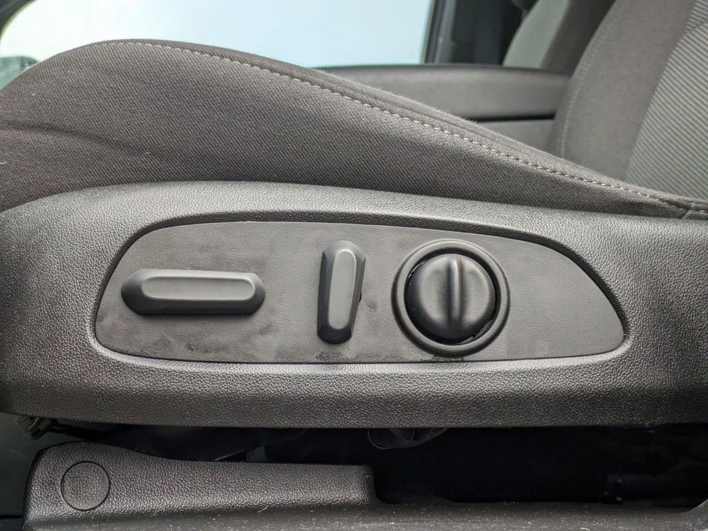 Used 2023 Chevrolet Traverse LT image 15