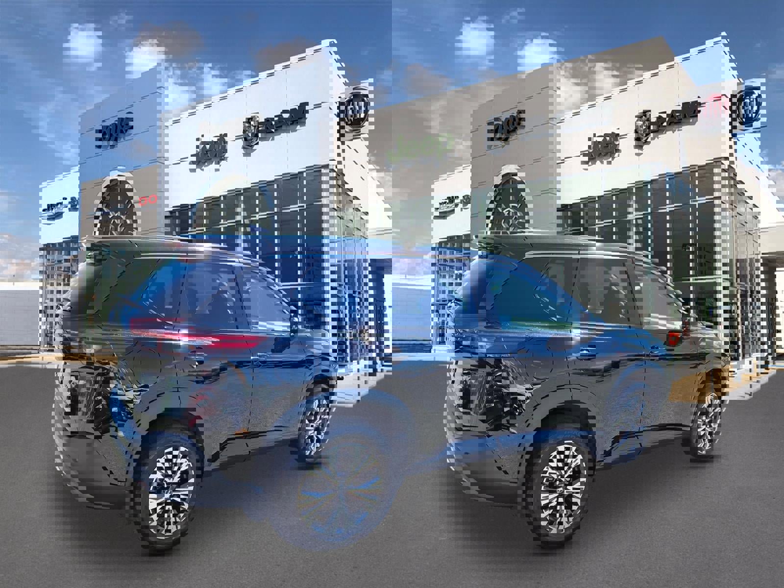 Used 2023 Nissan Rogue SV image 2