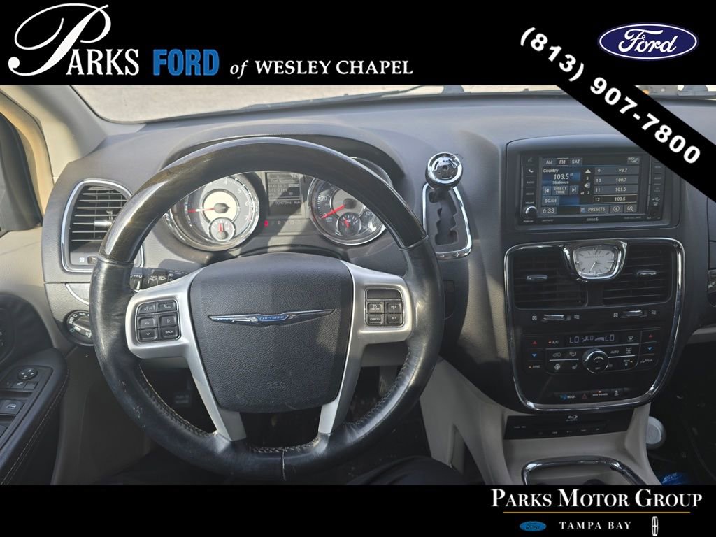 Used 2015 Chrysler Town & Country Limited Platinum FWD image 6