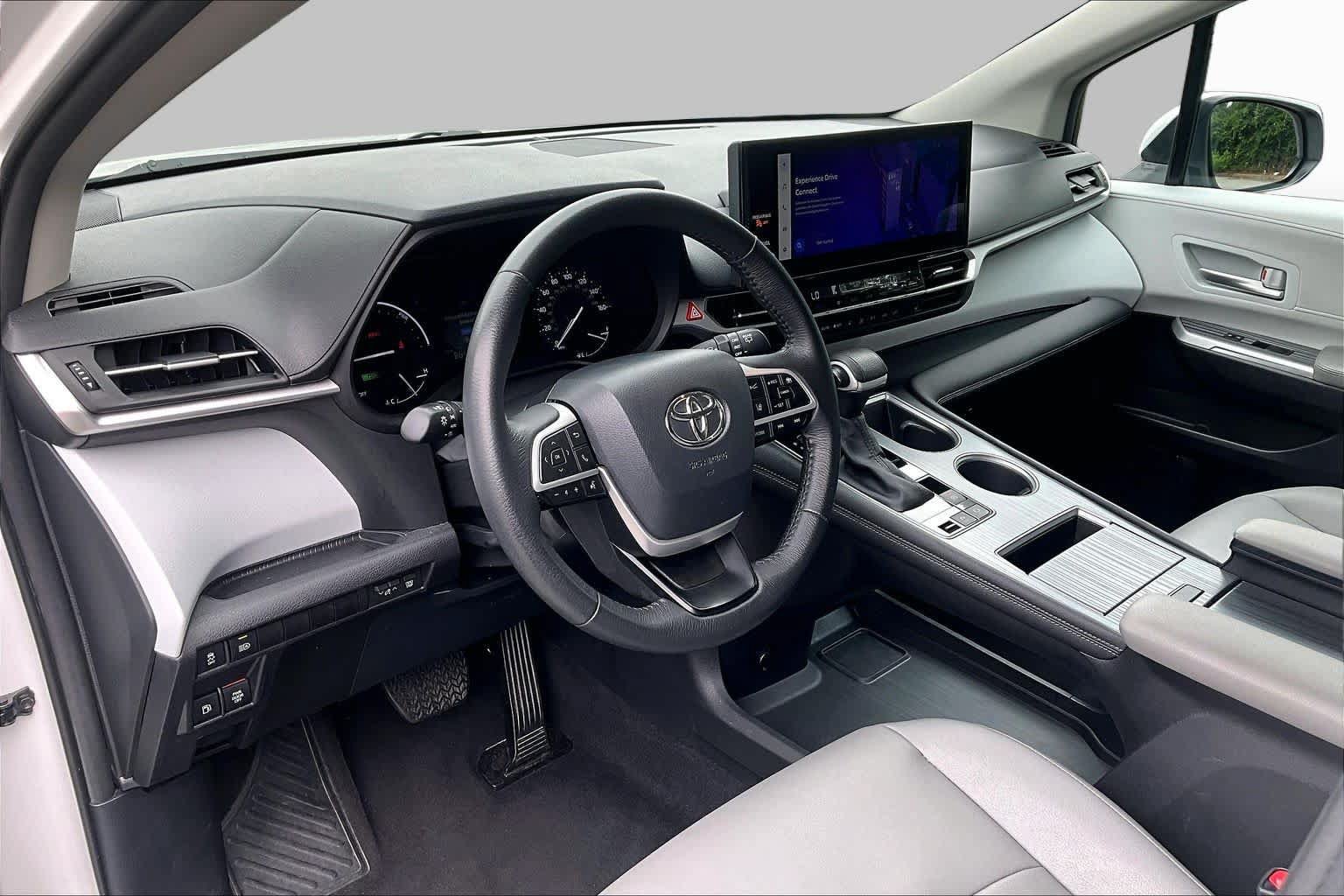 Used 2025 Toyota Sienna XLE FWD image 18