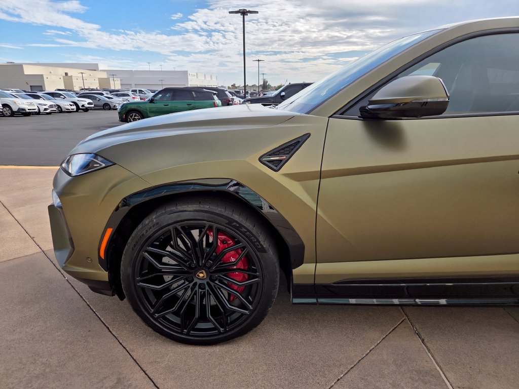Used 2025 Lamborghini Urus SE AWD/4WD image 3