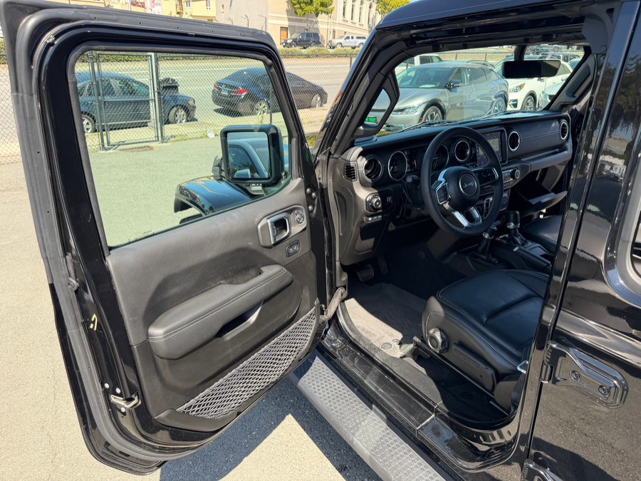 Used 2023 Jeep Wrangler Unlimited Sahara AWD/4WD image 11