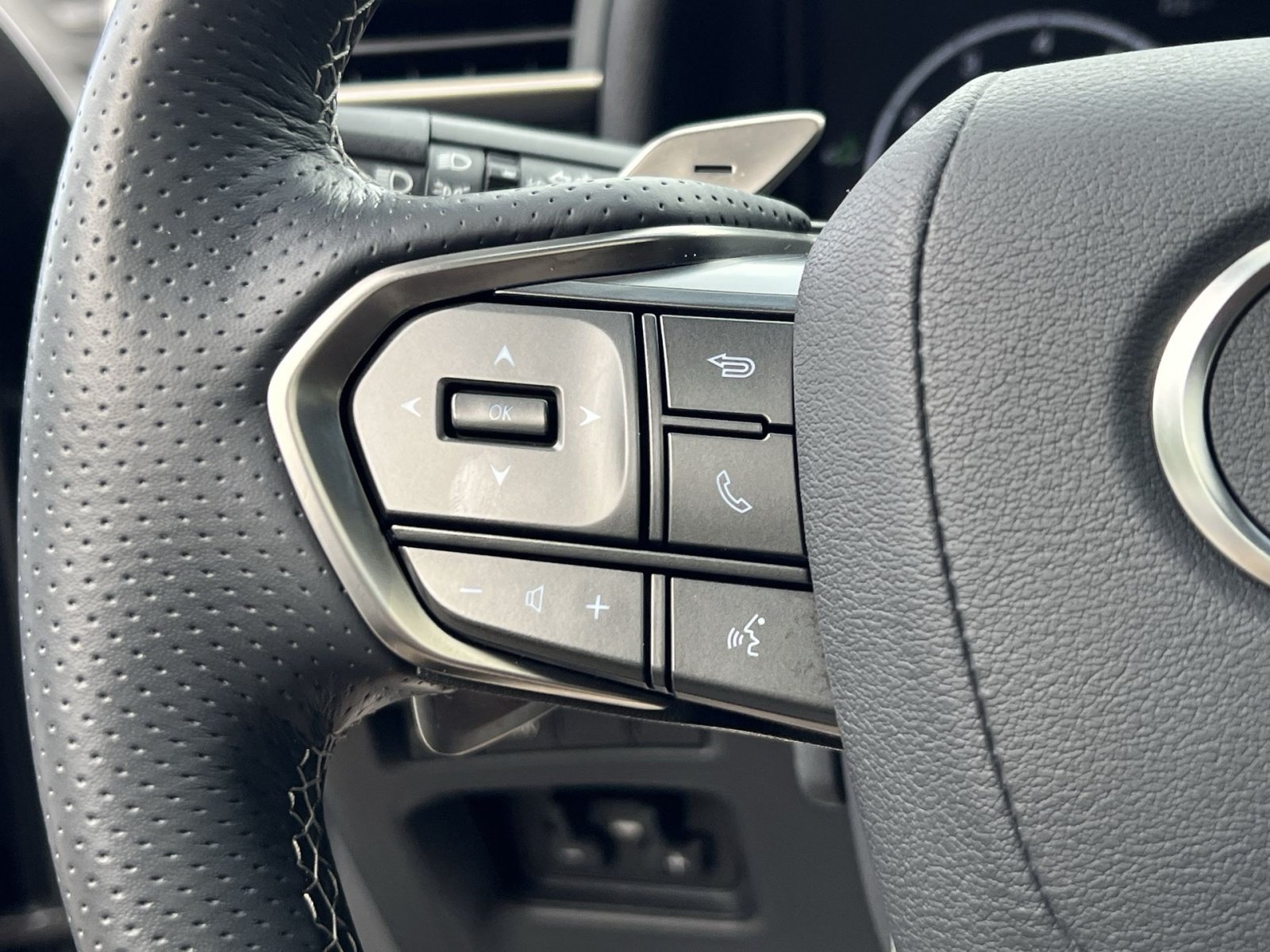 Used 2025 Lexus LX 700h F Sport AWD/4WD image 37