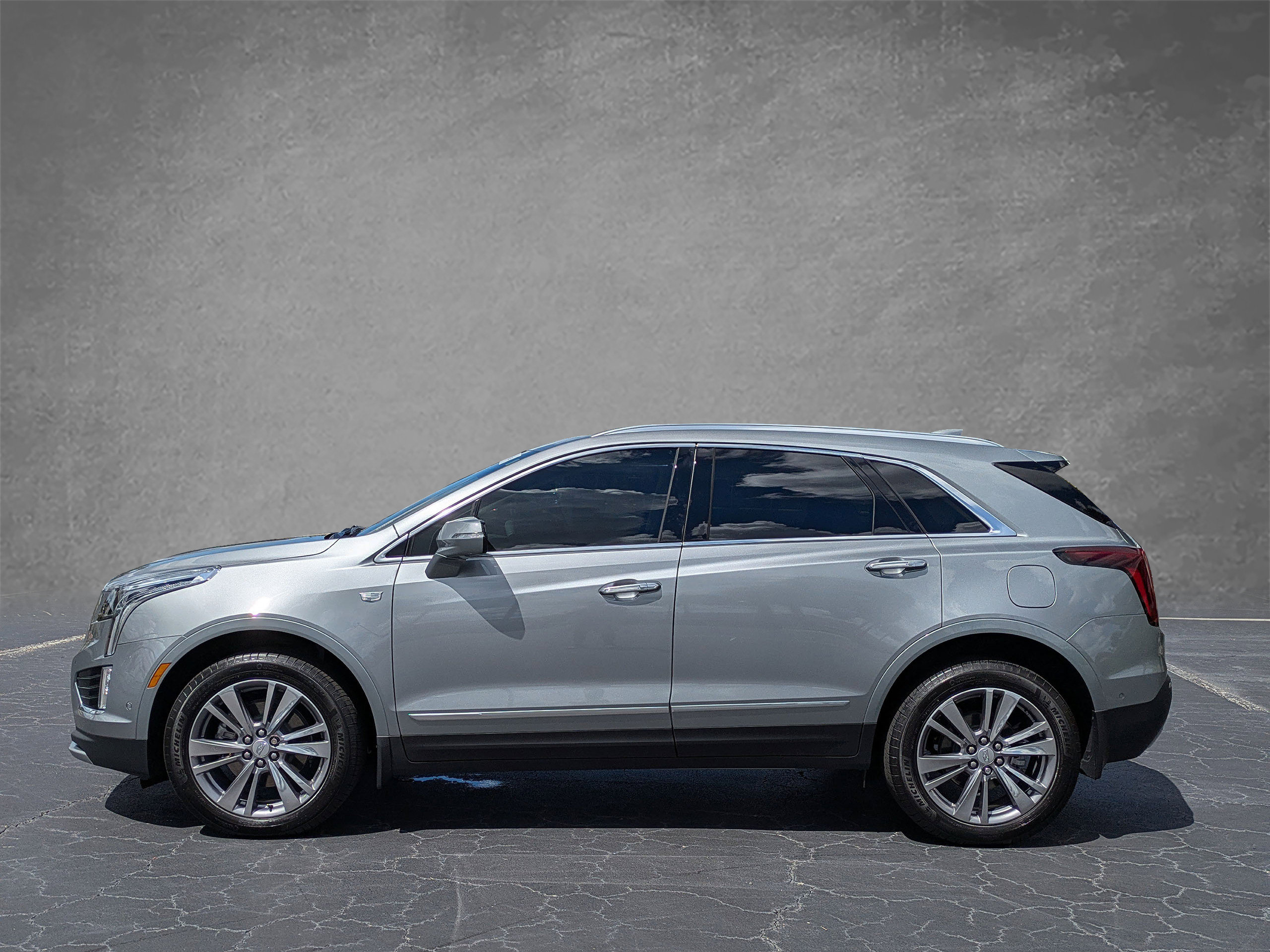 Used 2024 Cadillac XT5 Premium Luxury w/ Technology Package FWD image 3