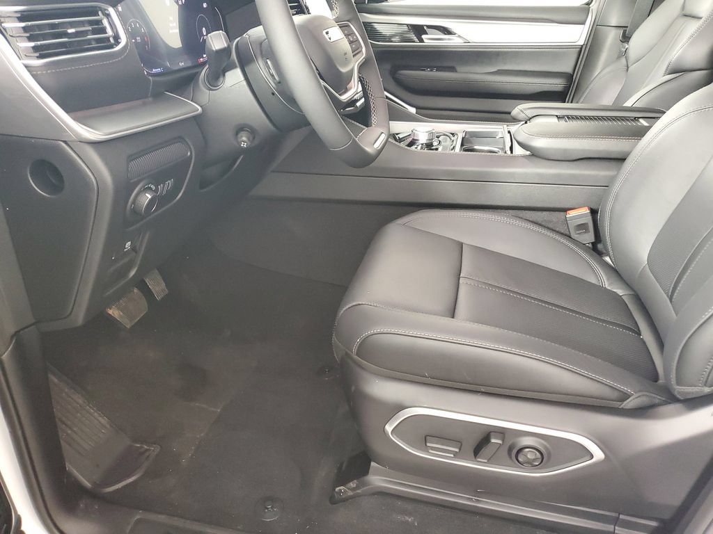 Used 2026 Jeep Grand Wagoneer Limited AWD/4WD image 12