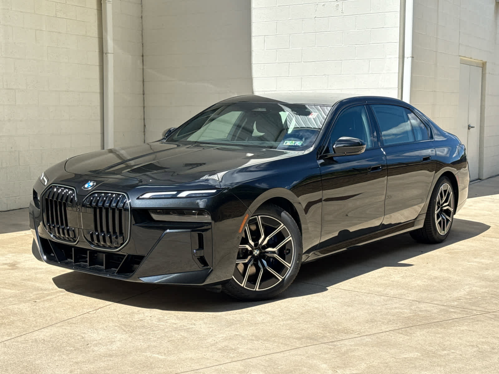 Used 2026 BMW 760i xDrive w/ Premium Package image 1