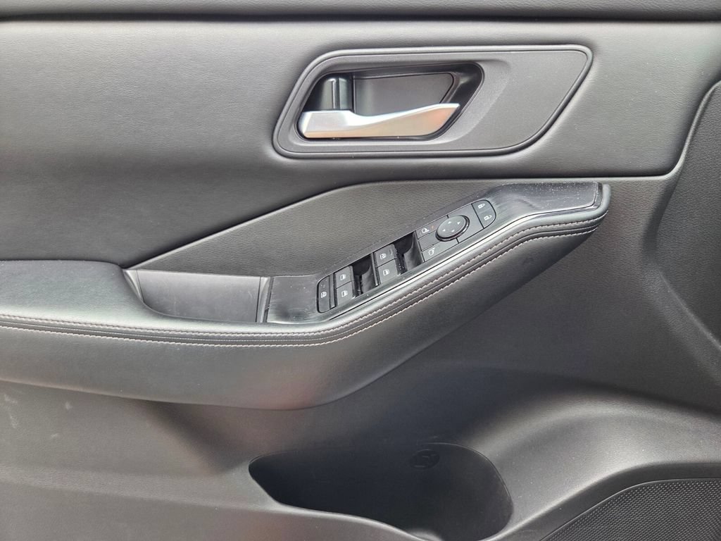 Used 2025 Nissan Rogue SV FWD image 23