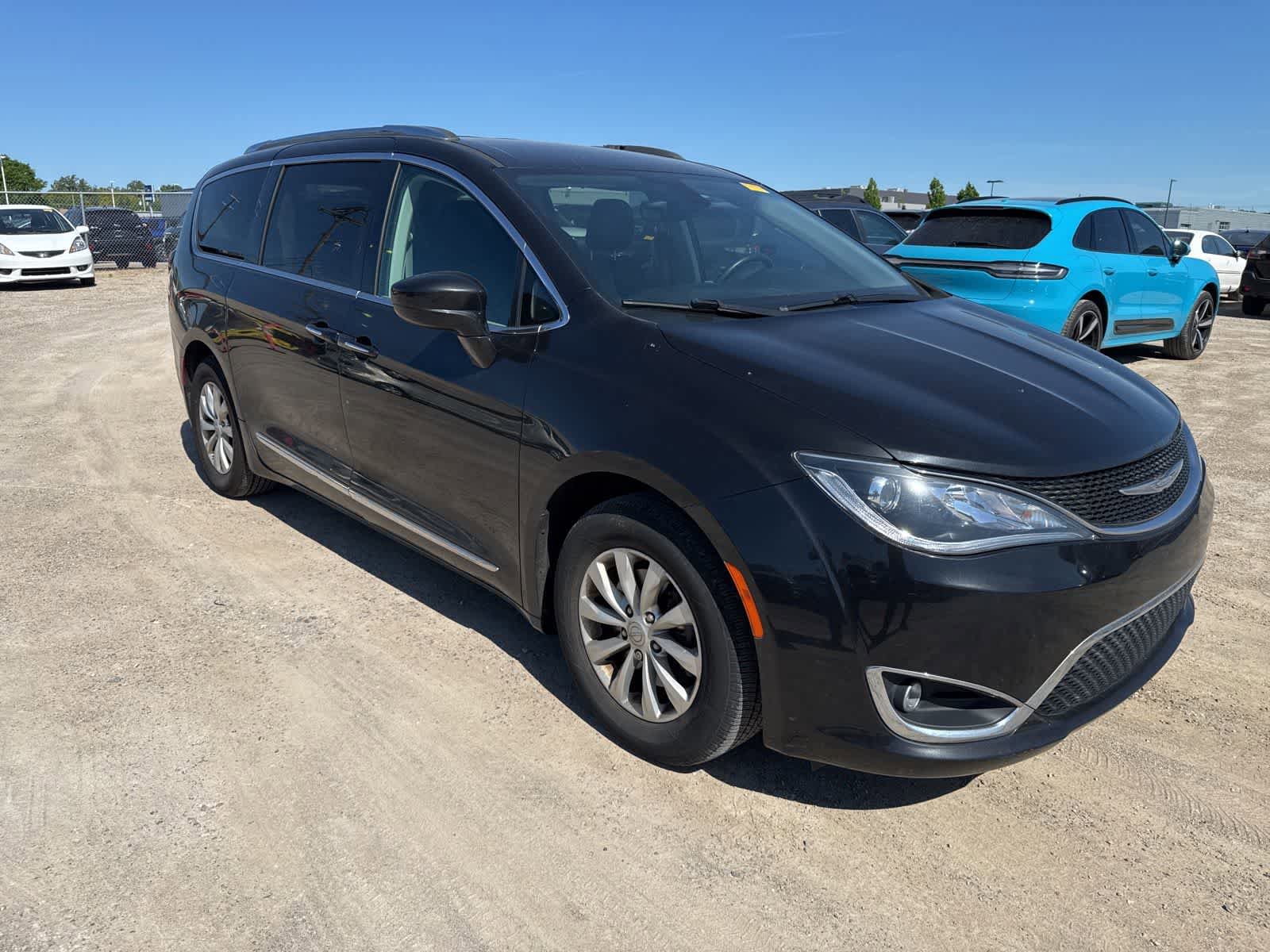 Used 2018 Chrysler Pacifica Touring-L FWD image 4