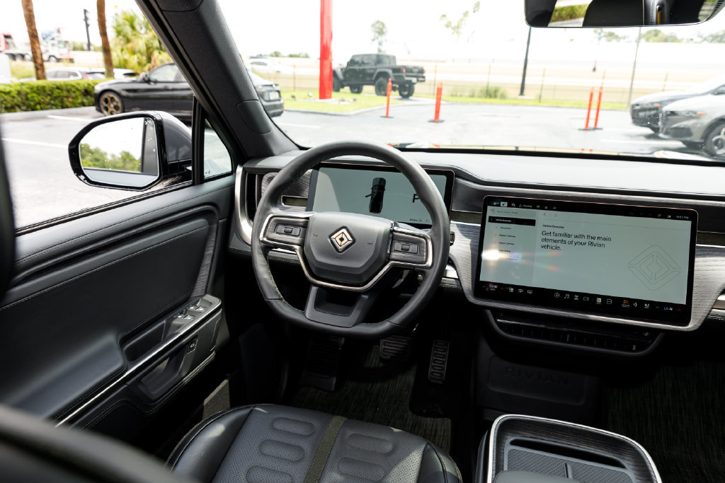 Used 2025 Rivian R1T Adventure Dual AWD/4WD image 9