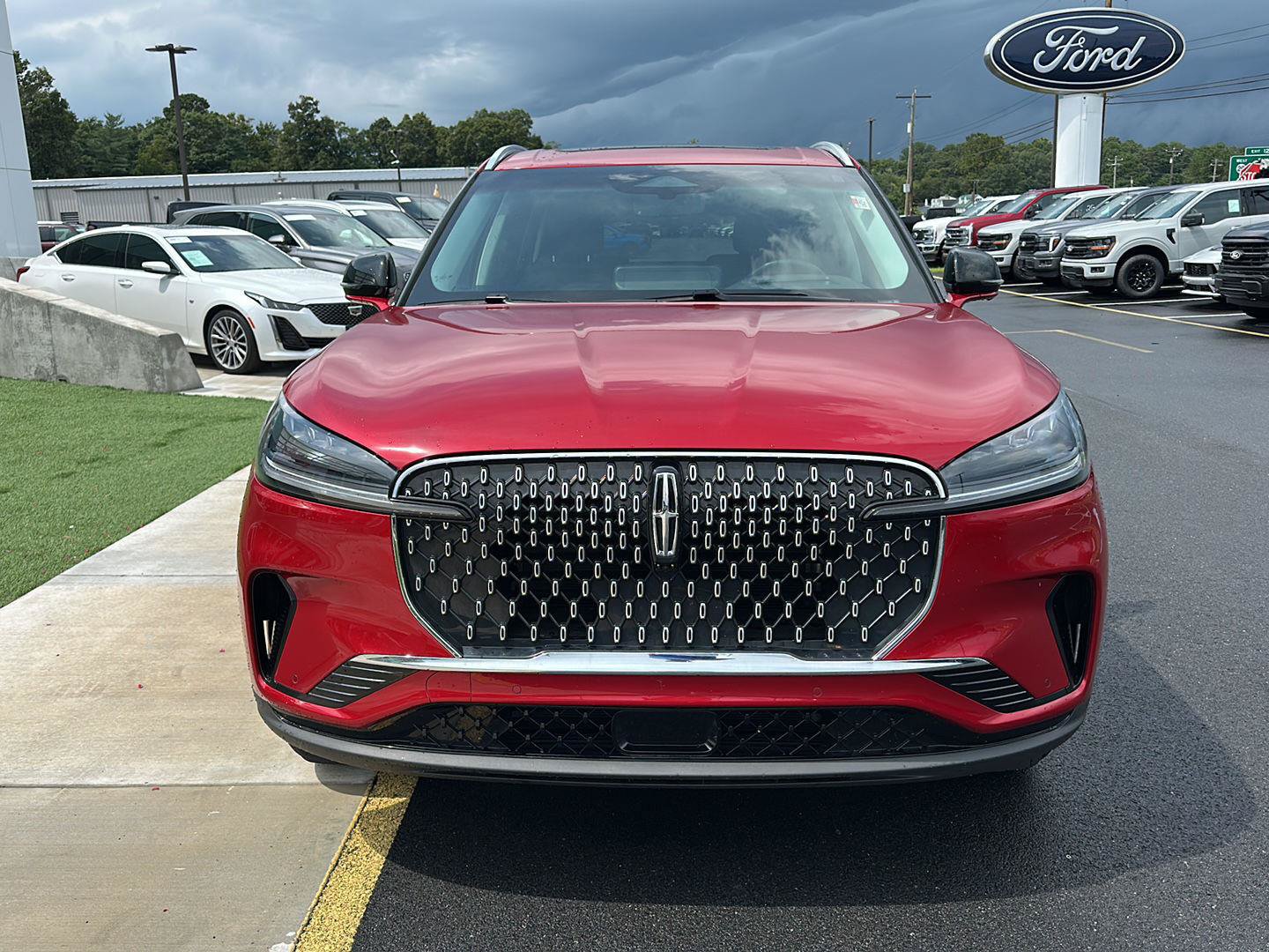 Used 2025 Lincoln Aviator Reserve AWD/4WD image 2