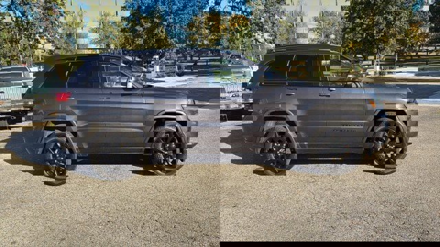 Used 2019 Jeep Grand Cherokee Altitude image 3