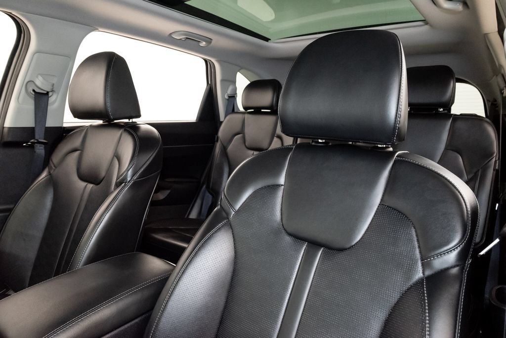 Used 2024 Kia Sorento S w/ Panoramic Sunroof Package FWD image 12