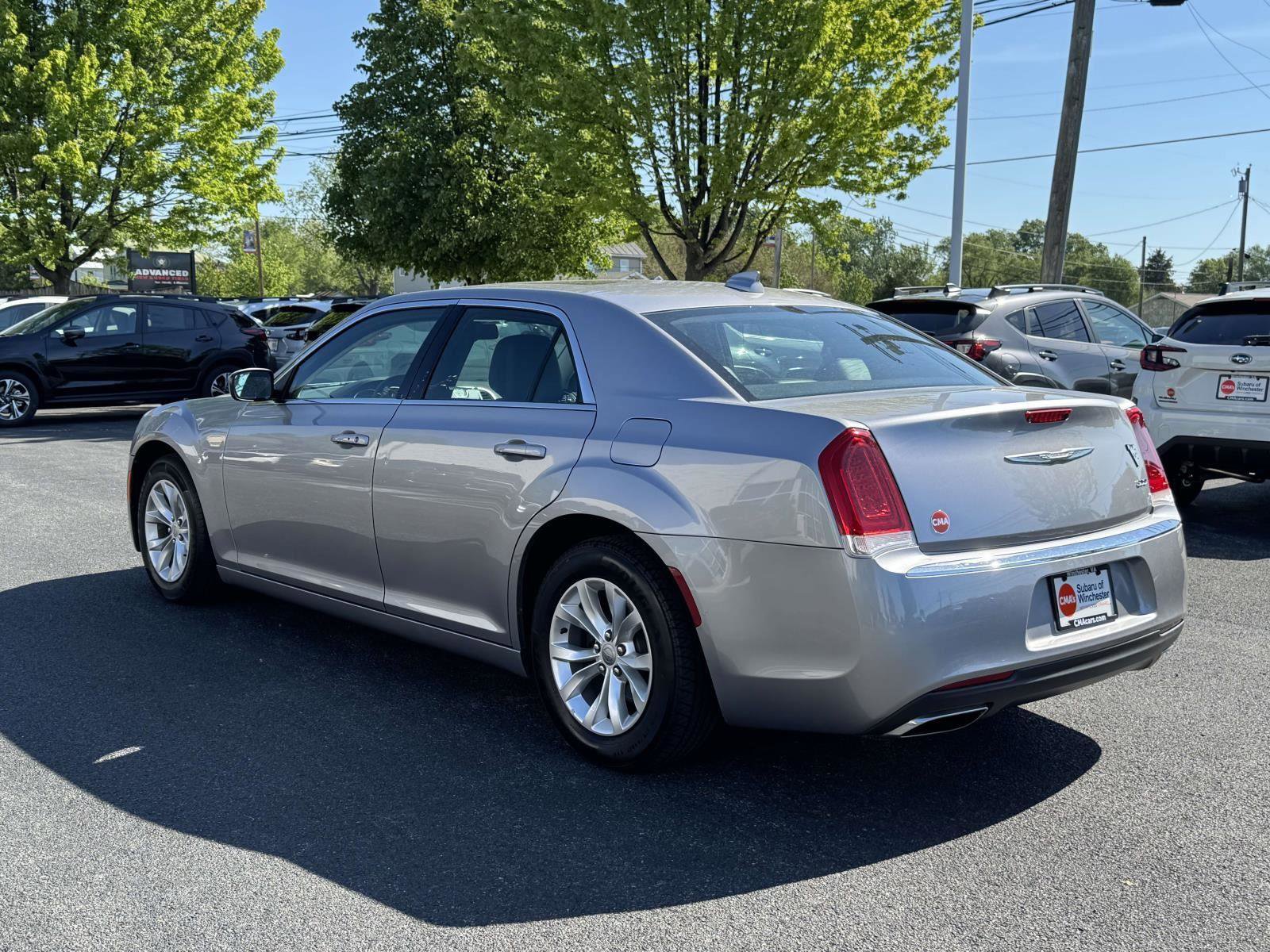Used 2016 Chrysler 300 Limited RWD image 4