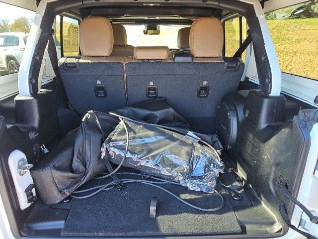 Used 2023 Jeep Wrangler Sahara w/ Cold Weather Group image 18