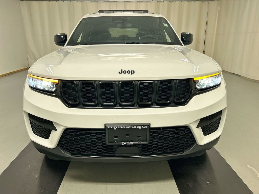 Certified 2023 Jeep Grand Cherokee Altitude image 3