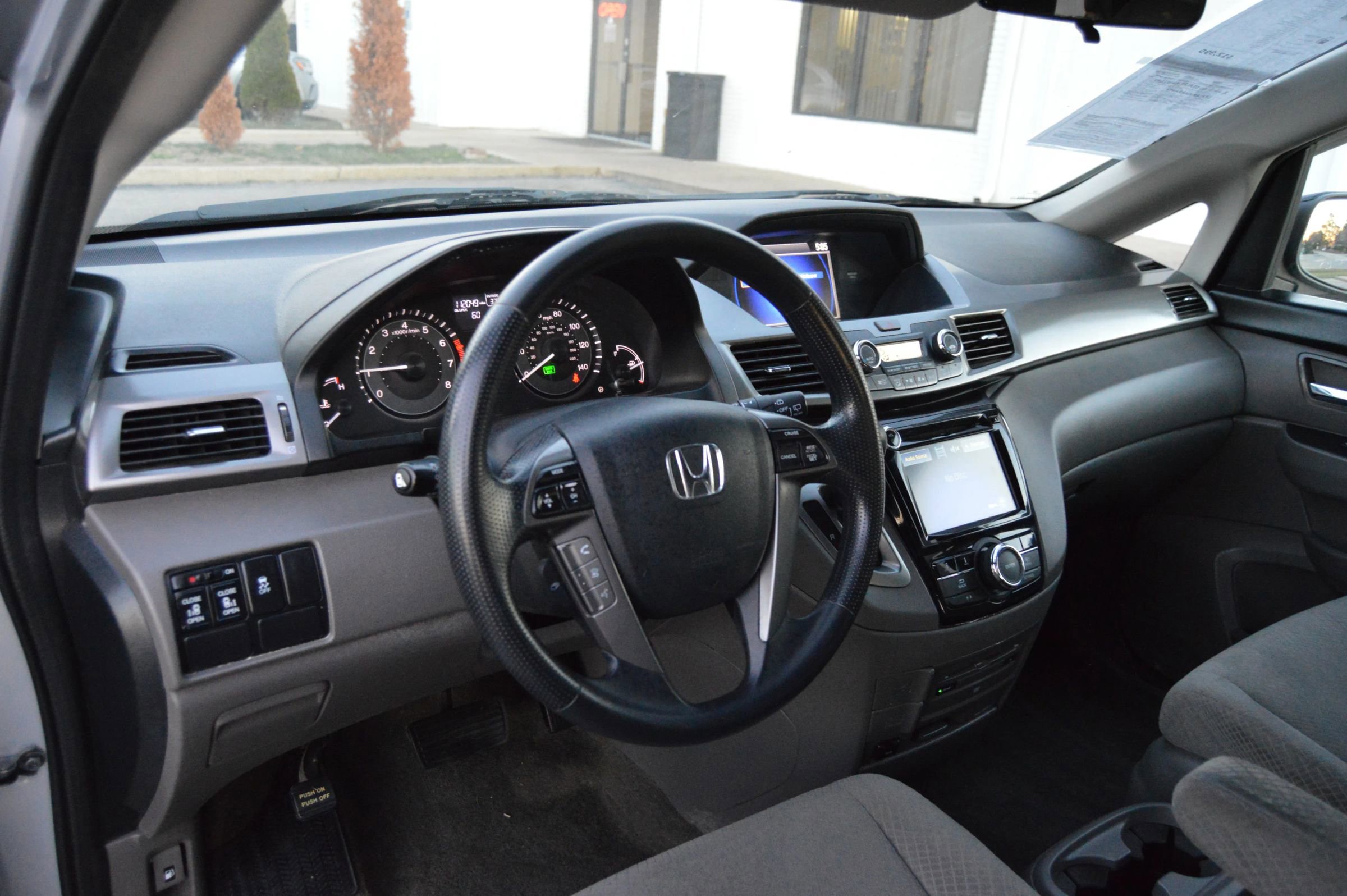 Used 2017 Honda Odyssey SE image 7