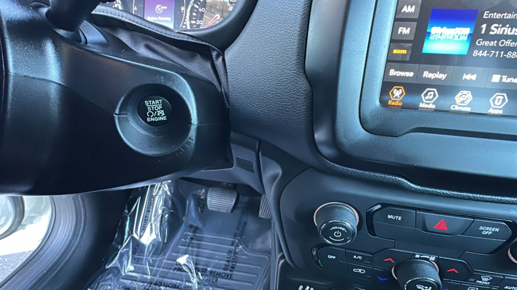 Used 2018 Jeep Renegade Latitude w/ Popular Equipment Group image 17