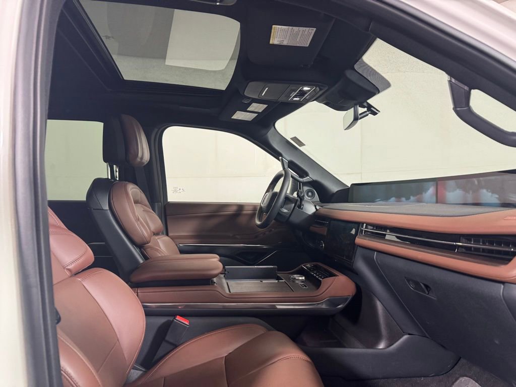 New 2025 Lincoln Navigator L Reserve AWD/4WD image 14