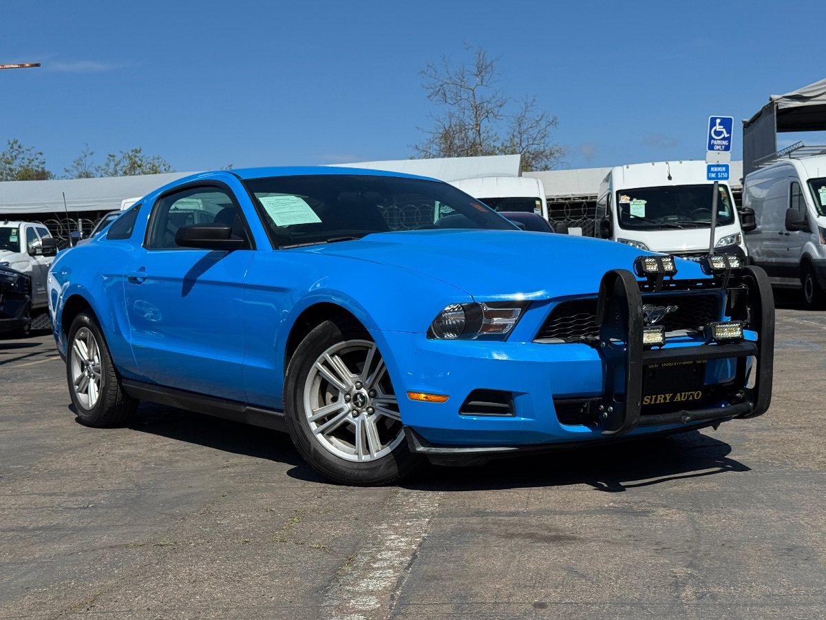 Used 2010 Ford Mustang Coupe RWD image 2