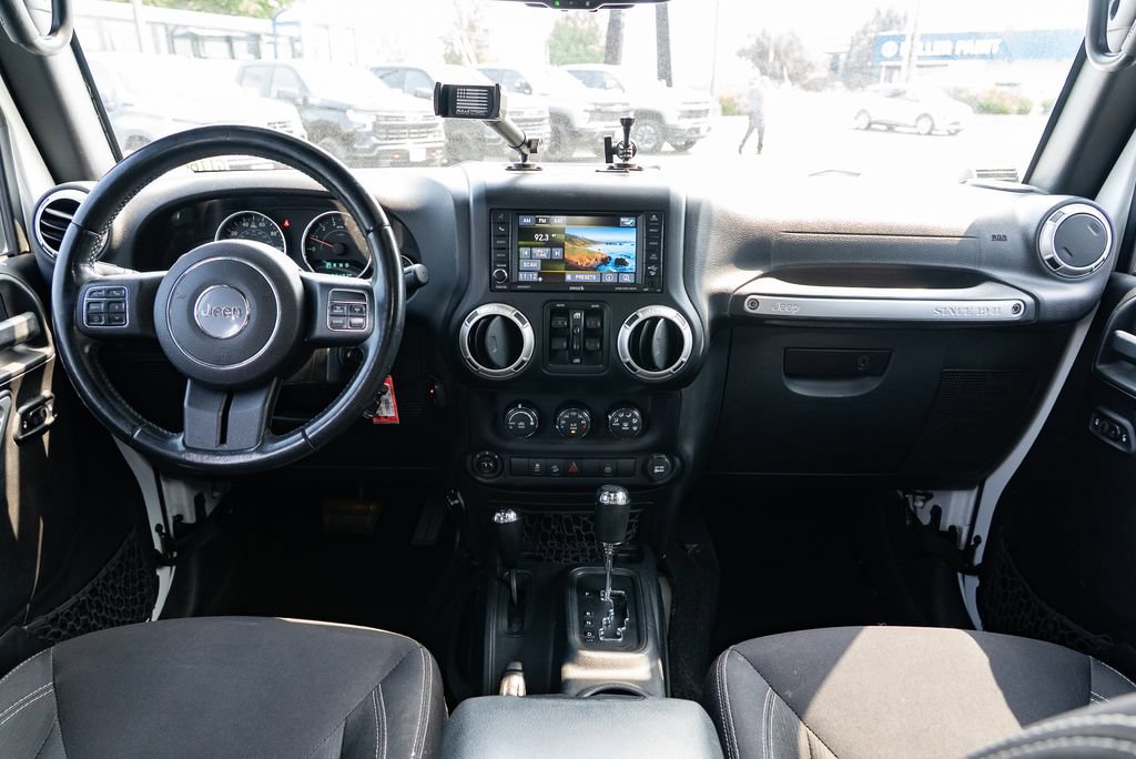 Used 2016 Jeep Wrangler Unlimited Rubicon w/ Connectivity Group AWD/4WD image 10