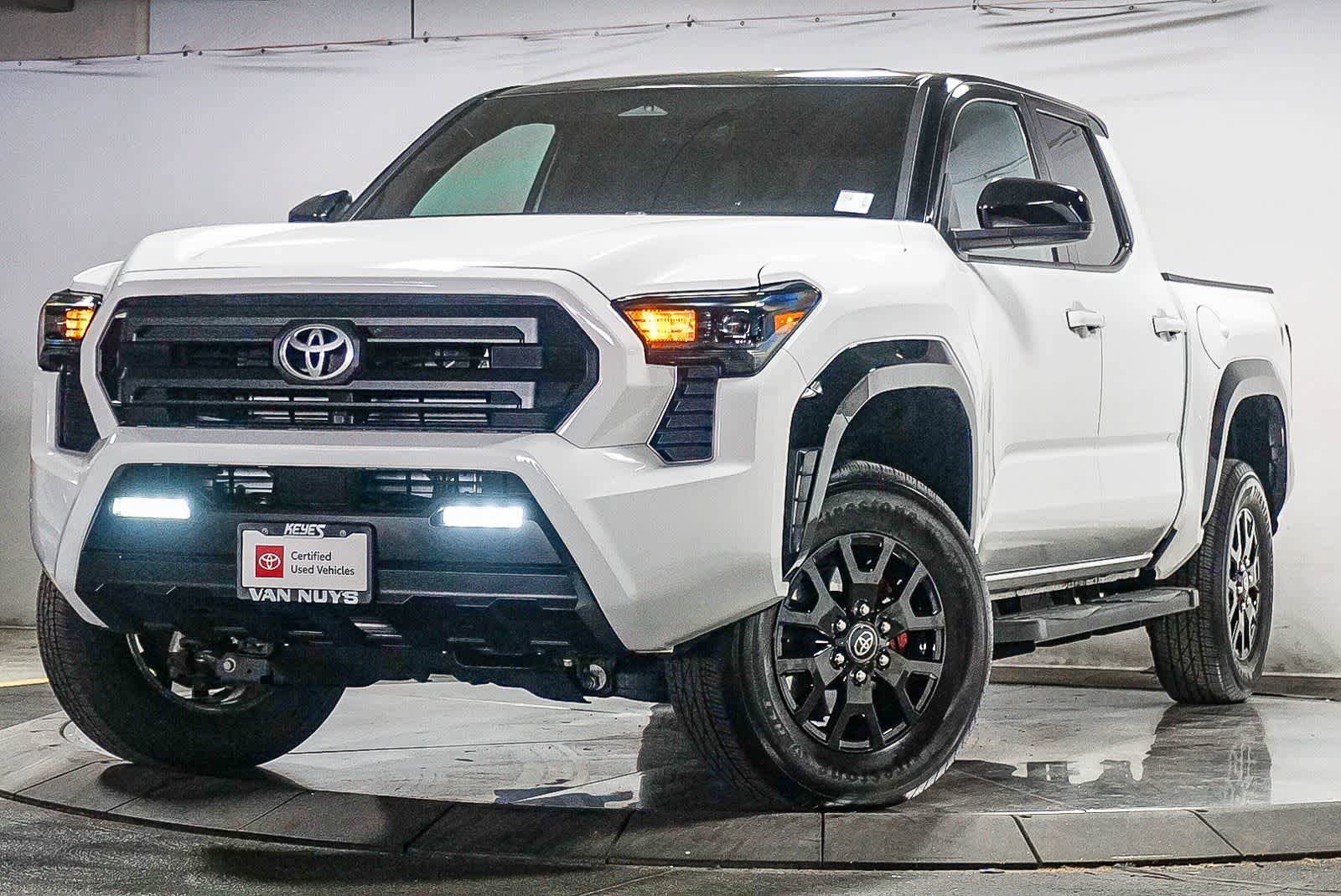 Certified 2024 Toyota Tacoma SR5 AWD/4WD image 1