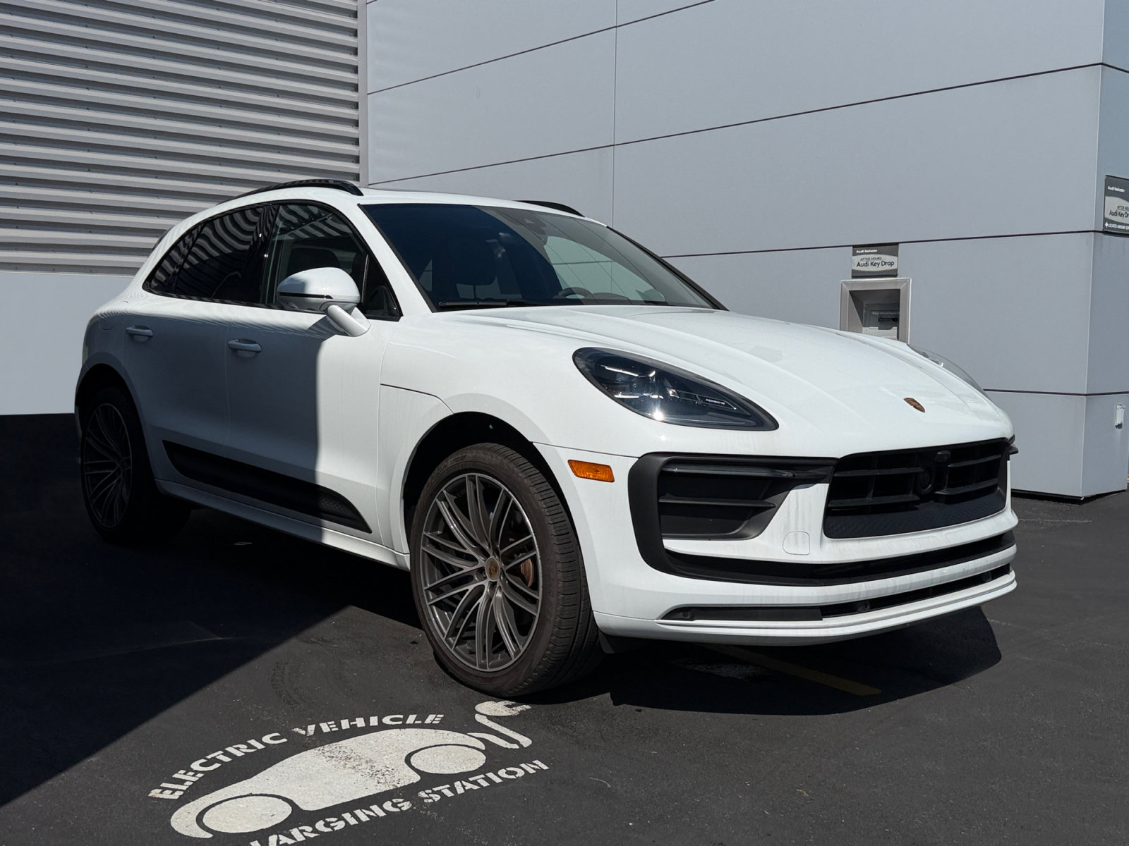 Used 2025 Porsche Macan AWD/4WD image 7