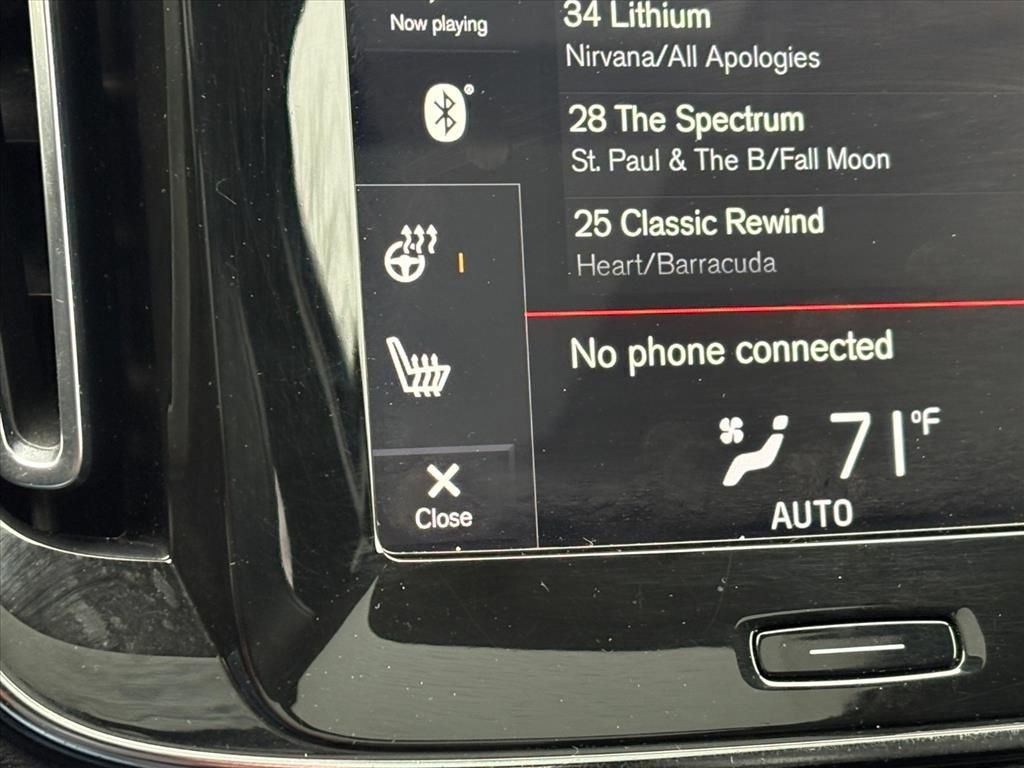 Used 2020 Volvo XC40 T5 Momentum image 14