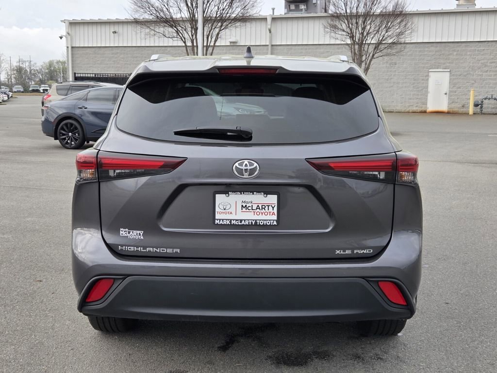 Used 2025 Toyota Highlander XLE image 10