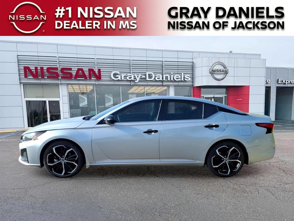 Used 2024 Nissan Altima 2.5 SR w/ SR Premium Package FWD image 4