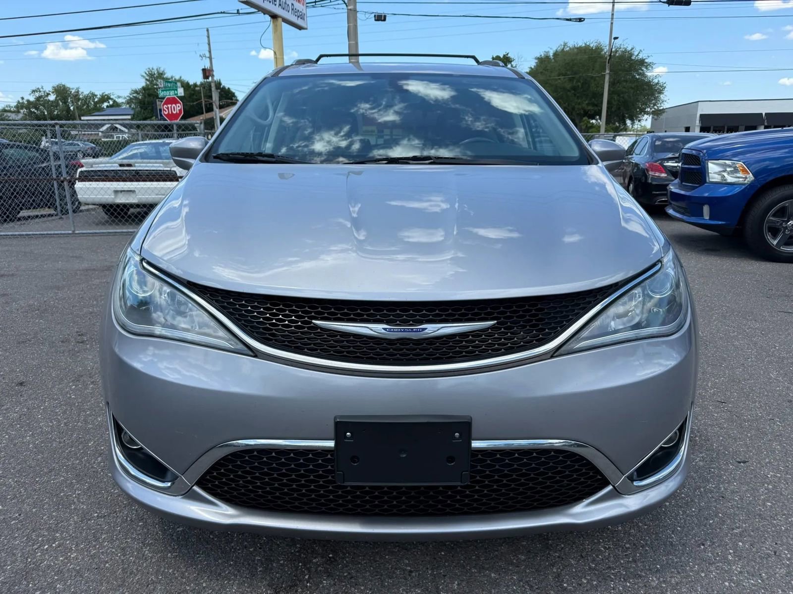 Used 2020 Chrysler Pacifica Touring-L FWD image 2