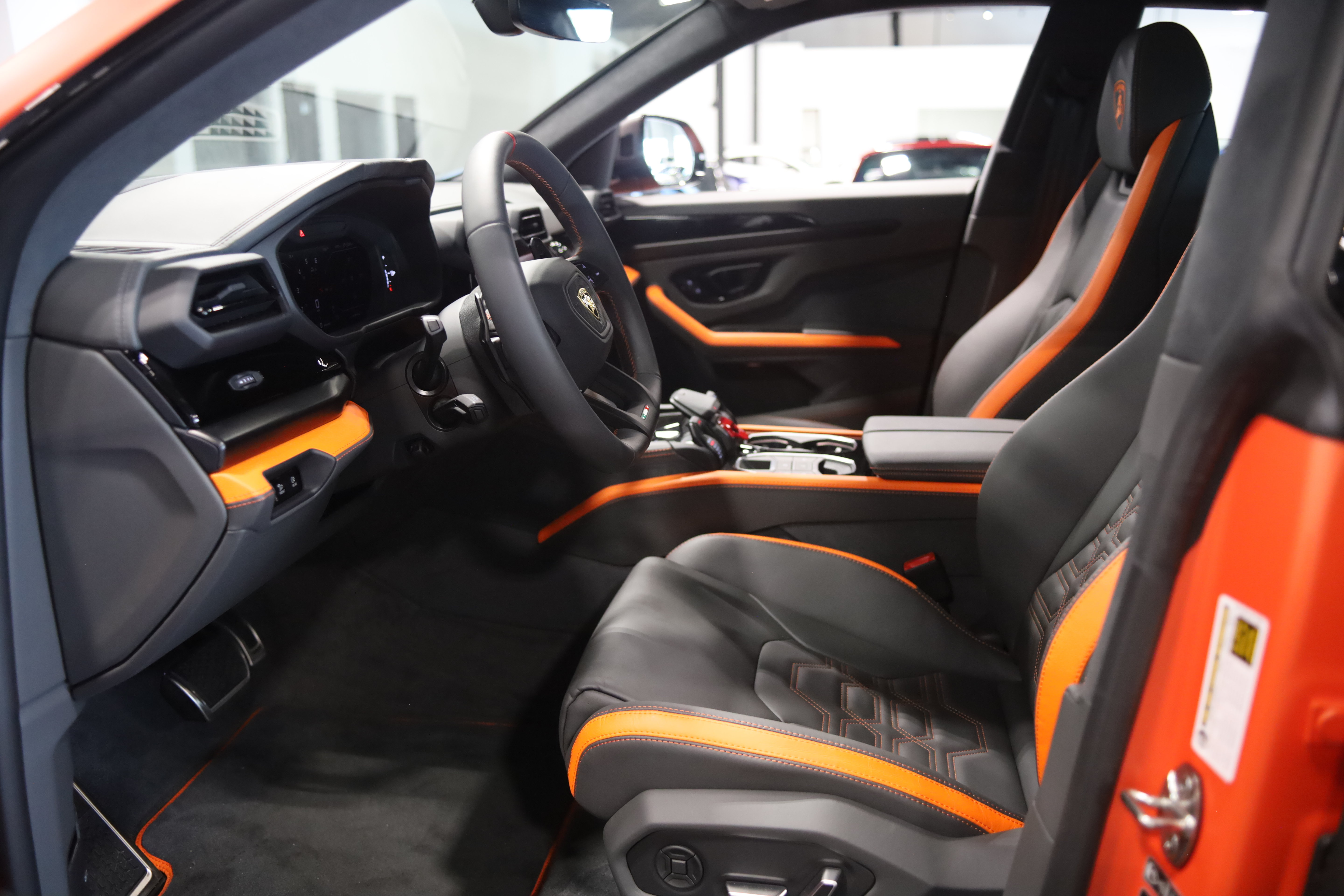 Used 2025 Lamborghini Urus SE AWD/4WD image 13