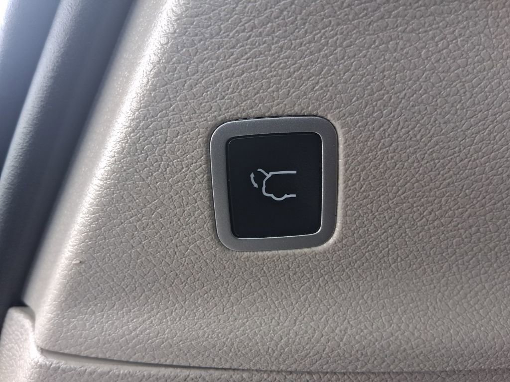 Used 2023 Chrysler Voyager LX image 14