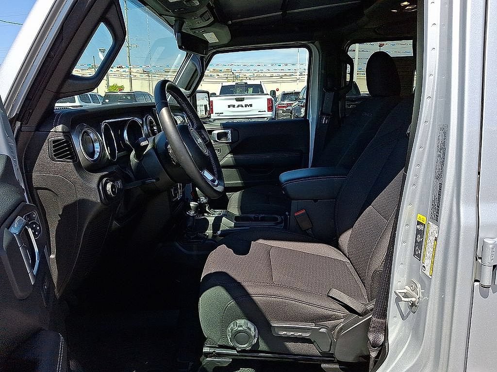 Used 2022 Jeep Wrangler Unlimited Sahara w/ Cold Weather Group AWD/4WD image 14