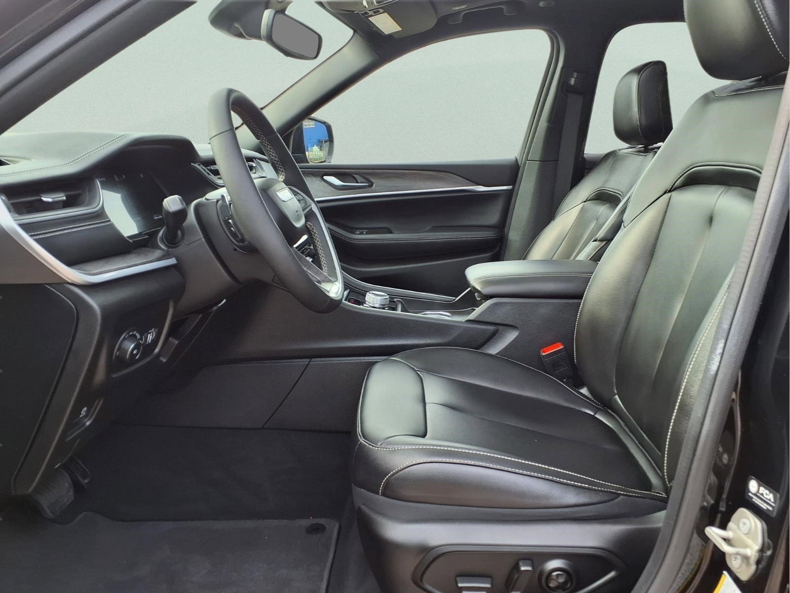 Used 2024 Jeep Grand Cherokee Limited w/ Black Appearance Package RWD image 12