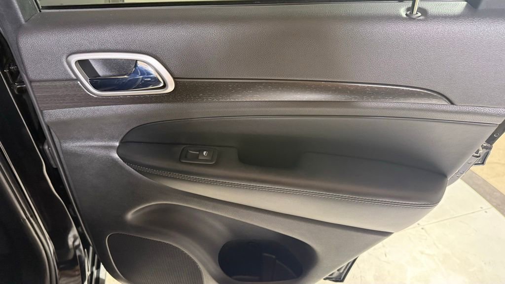 Used 2018 Jeep Grand Cherokee Laredo image 16