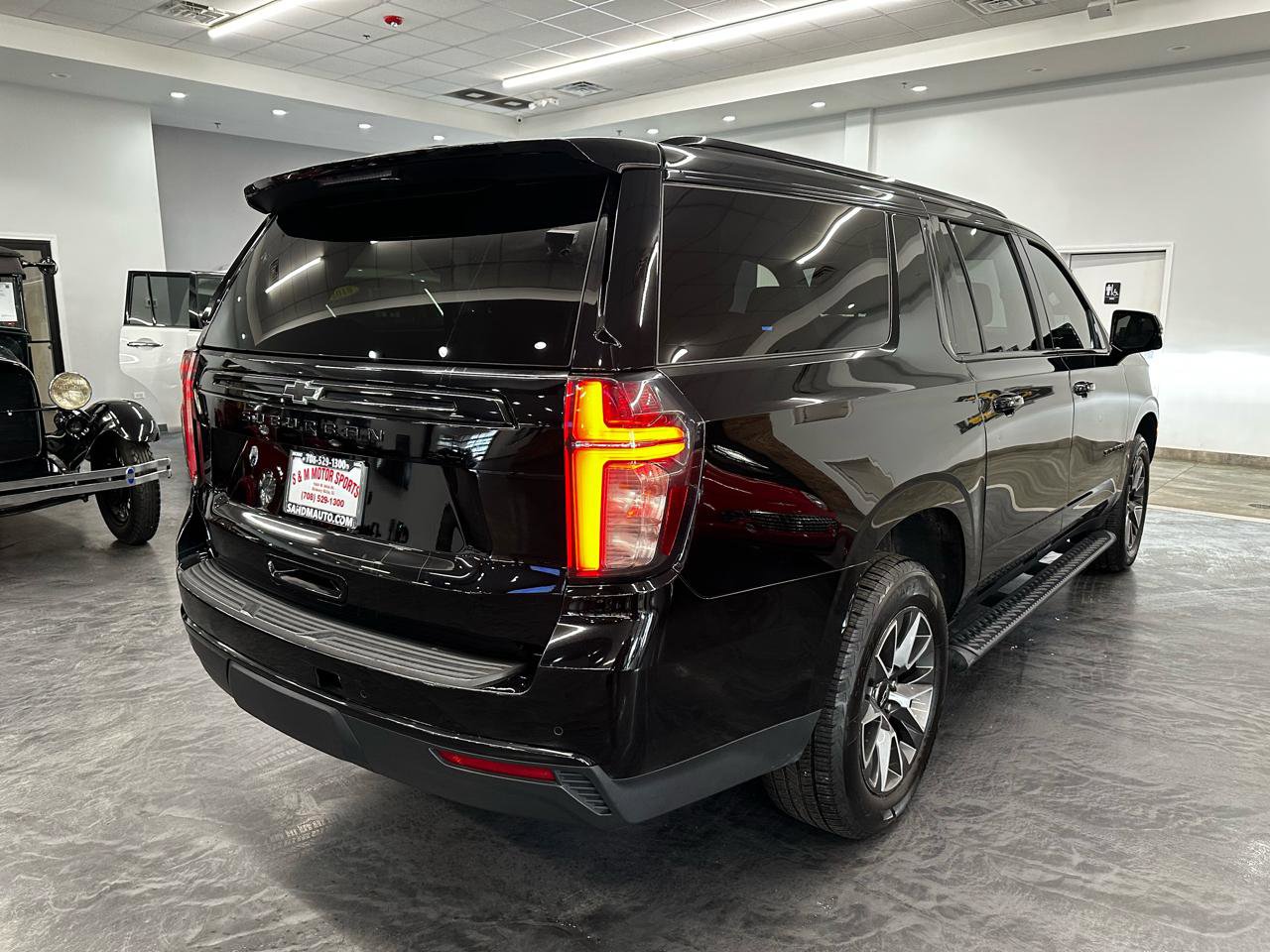 Used 2023 Chevrolet Suburban Z71 w/ Luxury Package AWD/4WD image 5