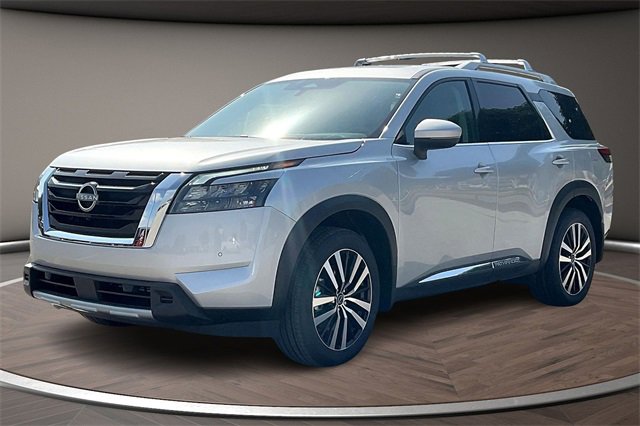 New 2025 Nissan Pathfinder Platinum w/ Black Appearance Package