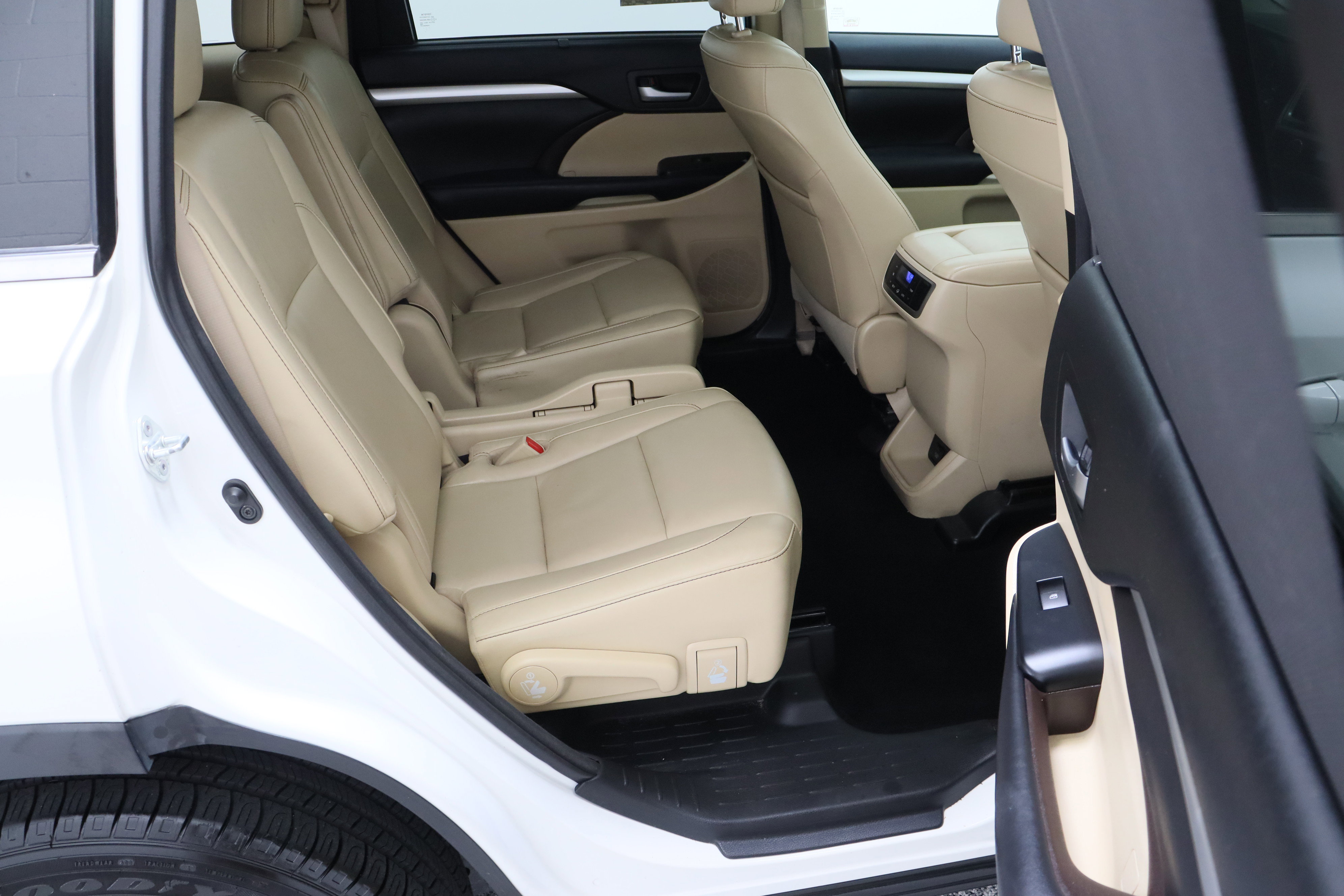 Used 2017 Toyota Highlander XLE AWD/4WD image 39