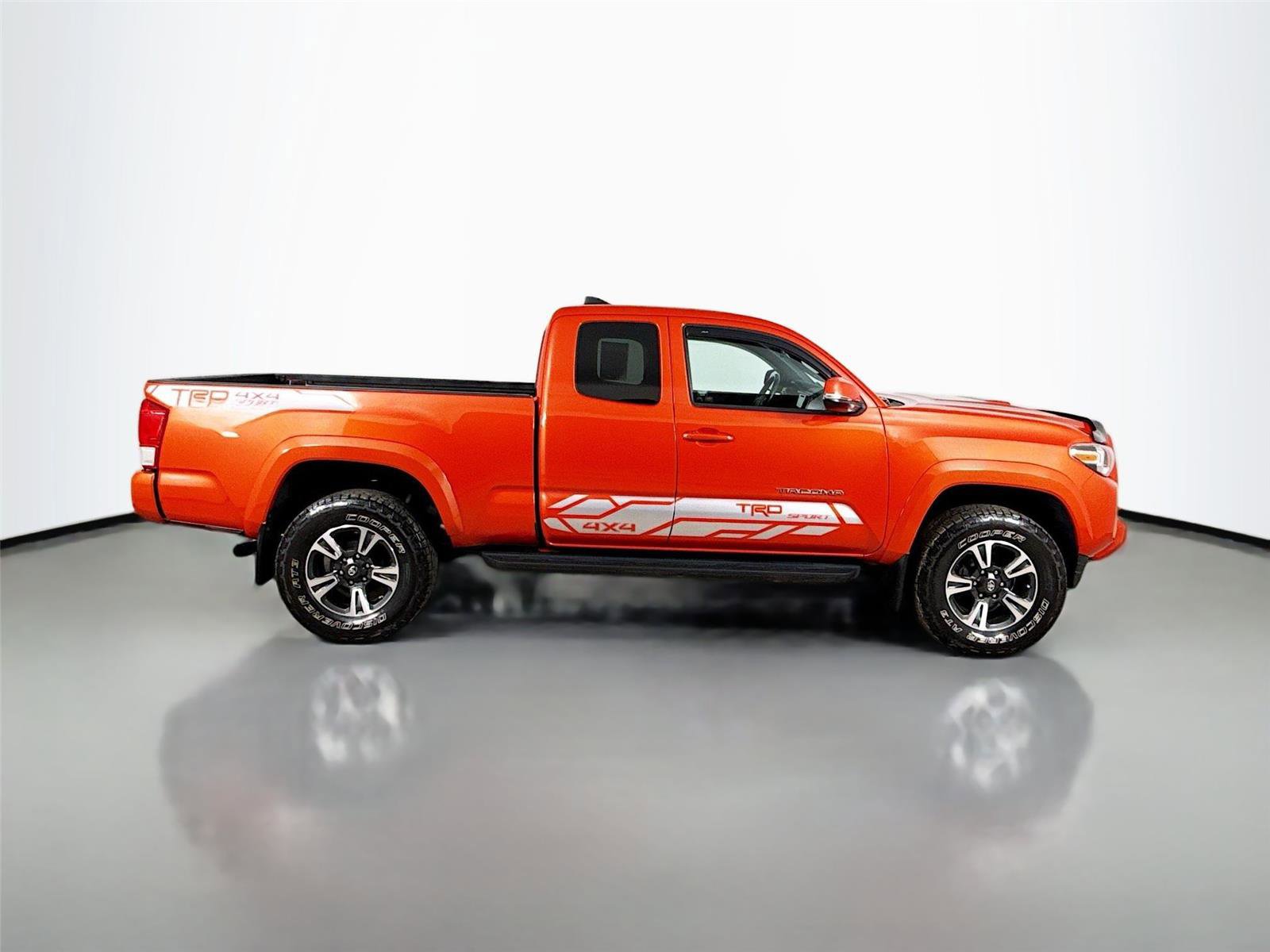 Used 2018 Toyota Tacoma TRD Sport image 10