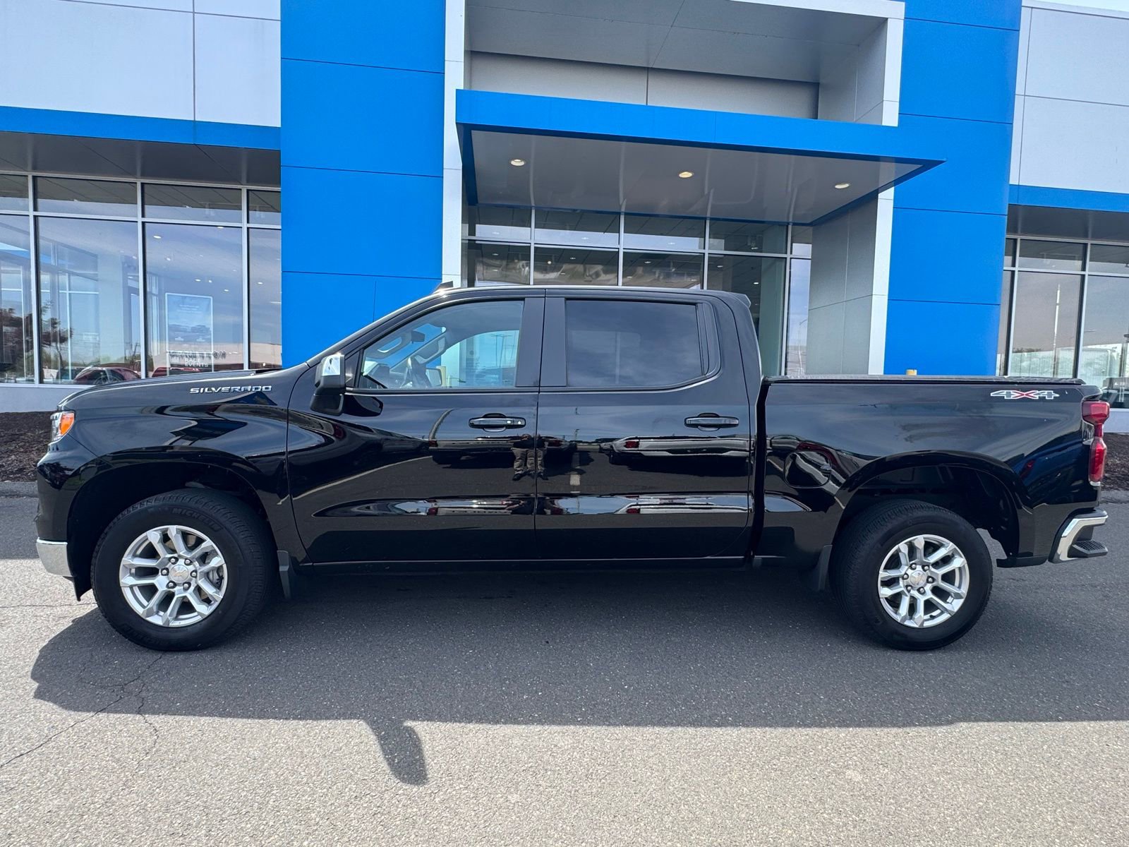 Used 2023 Chevrolet Silverado 1500 LT AWD/4WD image 3